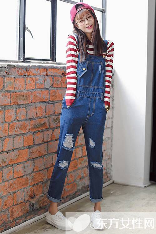 牛仔背帶褲怎么穿 巧妙搭配色彩讓你更美麗