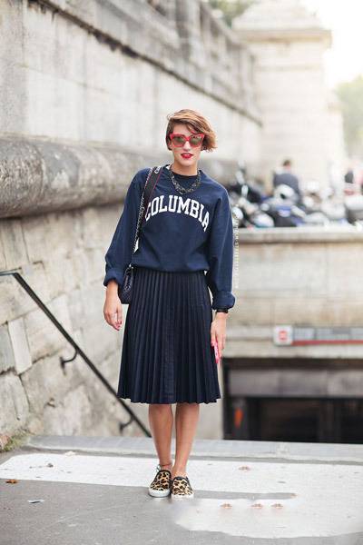 衛(wèi)衣搭配半身裙 初春這么穿你也是街拍達人