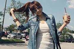 臺灣美女時尚街拍秀 簡約搭配也能潮感十足