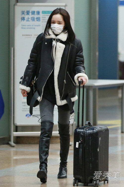 女星機(jī)場(chǎng)時(shí)尚街拍 劉詩(shī)詩(shī)粉紅大衣亮相