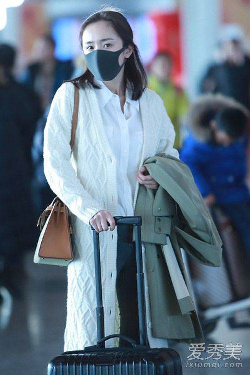 女星機(jī)場(chǎng)時(shí)尚街拍 劉詩(shī)詩(shī)粉紅大衣亮相