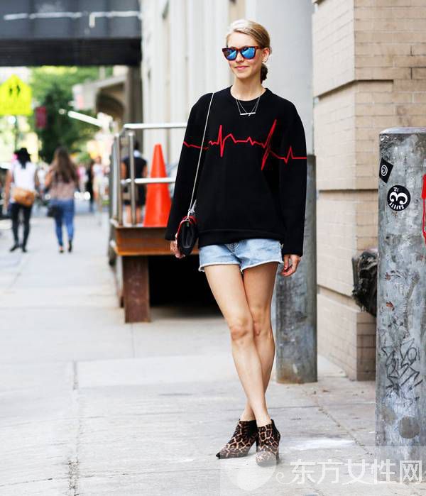 衛(wèi)衣配什么褲子好看 N種搭配技巧搭出你的時(shí)尚花樣