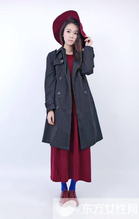 風衣內(nèi)搭連衣裙搭出獨特美感 經(jīng)典搭配顯瘦又顯高