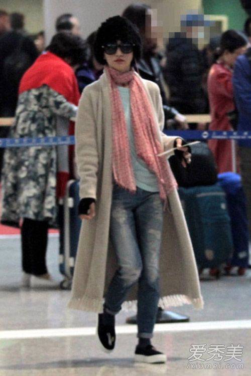 女星機(jī)場(chǎng)時(shí)尚街拍 劉詩(shī)詩(shī)粉紅大衣亮相