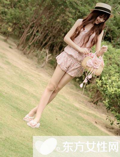 吊帶連體褲怎么搭配 這樣搭讓你走在時(shí)尚的尖端