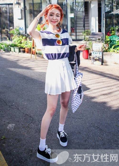 白色短裙搭配什么上衣 潮人搭配示范怎么看怎么美