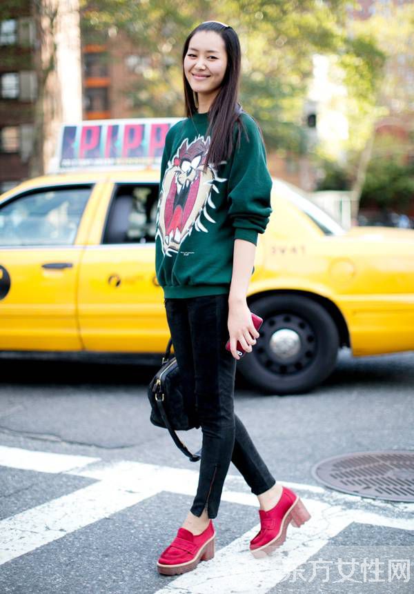 衛(wèi)衣配什么褲子好看 N種搭配技巧搭出你的時(shí)尚花樣