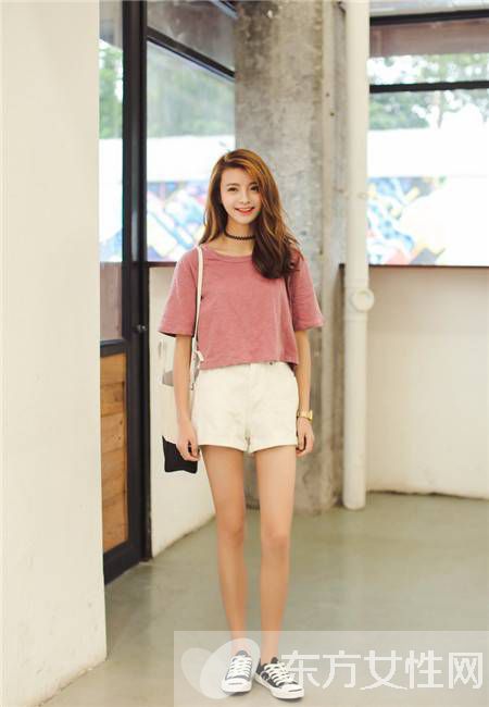 純色T恤簡單搭 讓你輕松美一夏