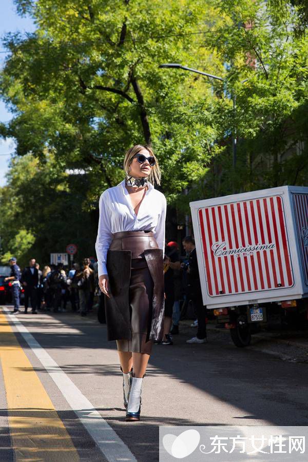 街拍達人教你幾招白襯衣的穿法 輕松穿出優(yōu)雅休閑范