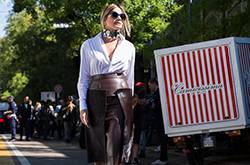 街拍達人教你幾招白襯衣的穿法 輕松穿出優(yōu)雅休閑范