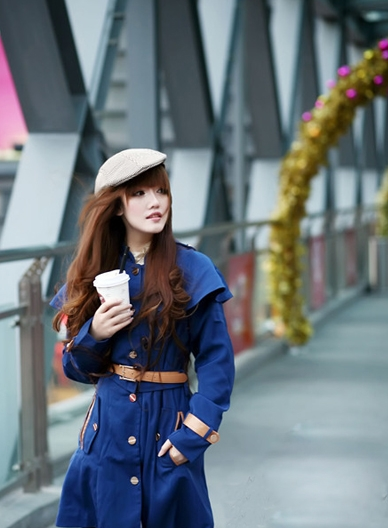 金色初秋吸睛單品 藍色風衣就該這么搭