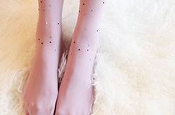 冬季時(shí)尚顯瘦緊身褲襪搭配 穿出一雙大長腿