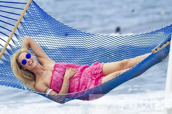 去海邊玩穿什么 這么穿又是另一番美麗模樣