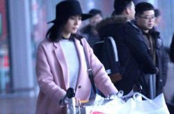 女星機(jī)場時(shí)尚街拍 劉詩詩粉紅大衣亮相