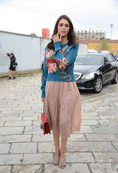 早春最佳CP穿搭 毛衣配裙子就是這么美