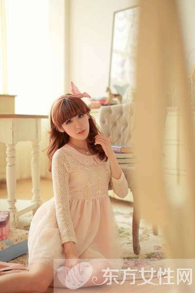 蕾絲短裙時(shí)髦搭配法 收腰款式輕松幫你塑造小蠻腰