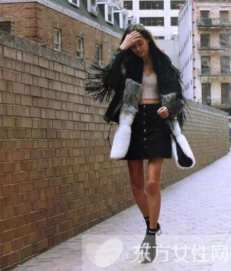 流蘇皮衣穿出身材好比例 巧妙搭配顯出大長(zhǎng)腿