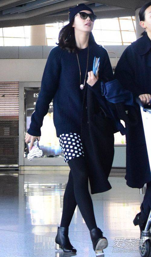 女星機(jī)場(chǎng)時(shí)尚街拍 劉詩(shī)詩(shī)粉紅大衣亮相