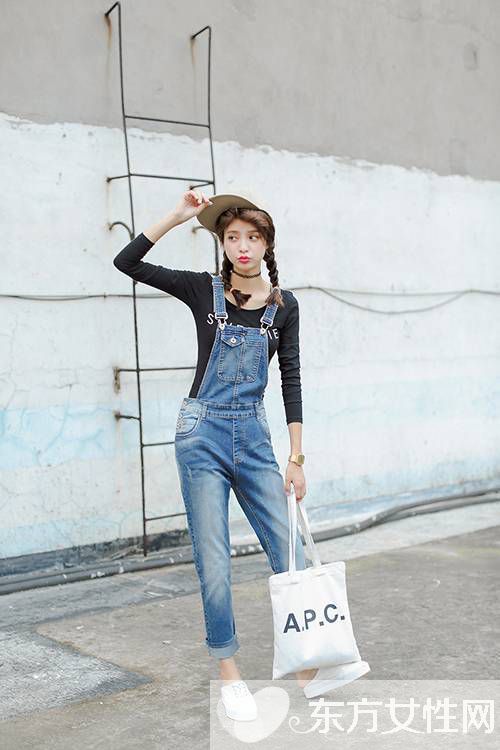 牛仔背帶褲怎么穿 巧妙搭配色彩讓你更美麗