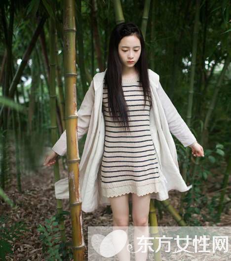 風衣內(nèi)搭連衣裙搭出獨特美感 經(jīng)典搭配顯瘦又顯高