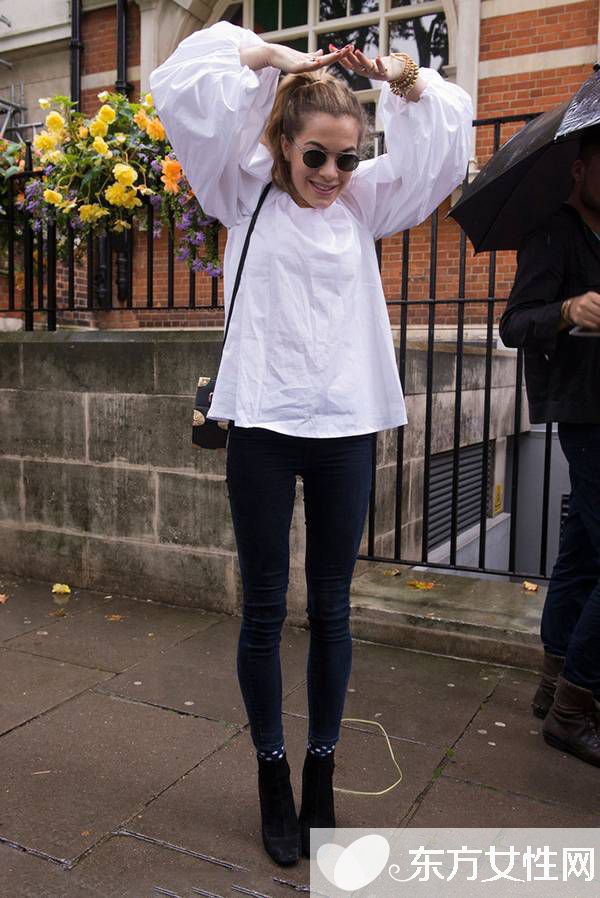 街拍達人教你幾招白襯衣的穿法 輕松穿出優(yōu)雅休閑范