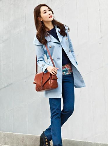 金色初秋吸睛單品 藍色風衣就該這么搭