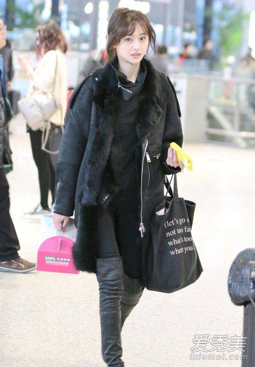 女星機(jī)場(chǎng)時(shí)尚街拍 劉詩(shī)詩(shī)粉紅大衣亮相