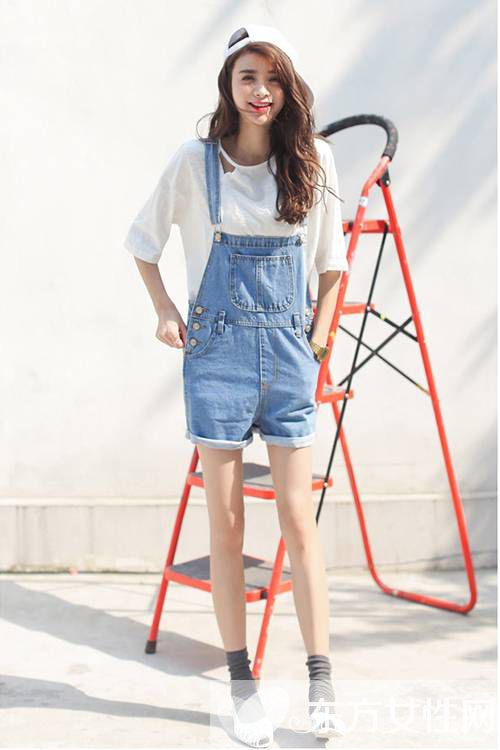 牛仔背帶褲怎么穿 巧妙搭配色彩讓你更美麗