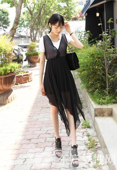 夏季時(shí)尚女裝高端黑搭配術(shù) 簡單中帶著不凡的氣場