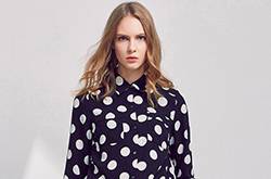 藍(lán)色波點(diǎn)襯衫怎么搭配 這樣穿俏皮可愛又時(shí)髦