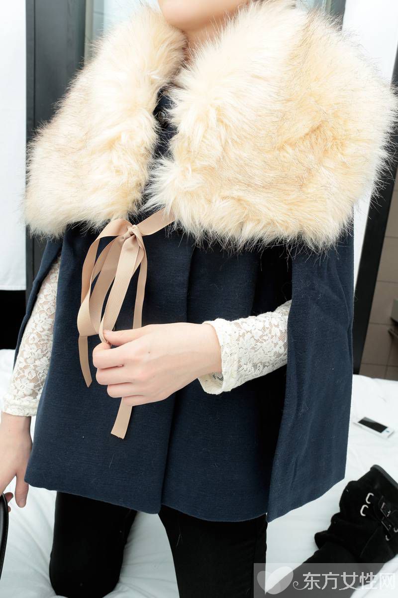 短款斗篷外套怎么搭配 冬天這么穿既暖和又時尚