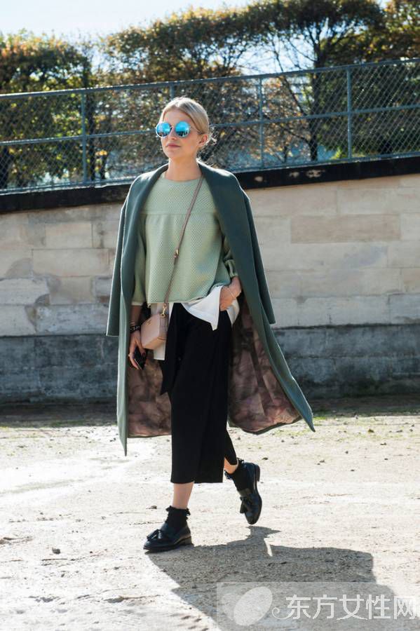 風(fēng)衣怎么搭配鞋子 搭對了穿出時髦范兒