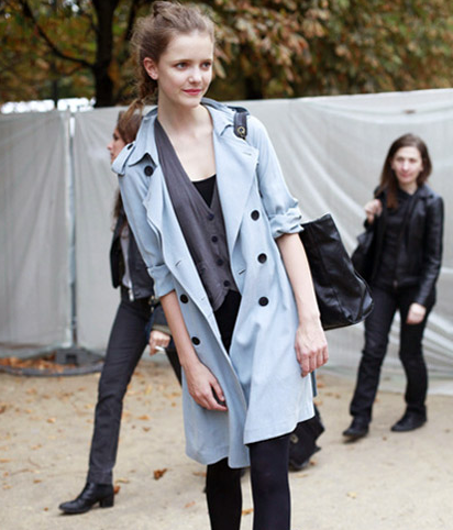 金色初秋吸睛單品 藍色風衣就該這么搭