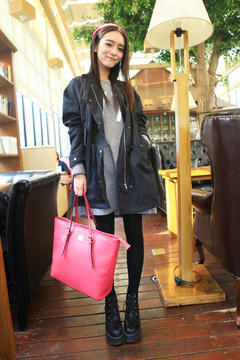 風衣內(nèi)搭連衣裙搭出獨特美感 經(jīng)典搭配顯瘦又顯高