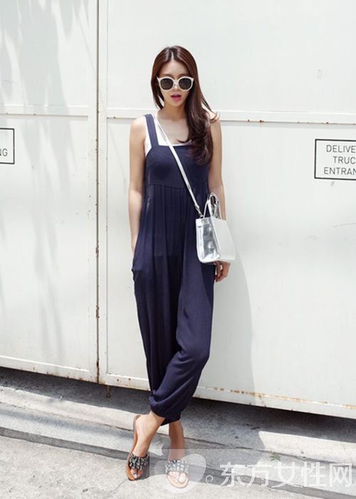 夏季時(shí)尚裝扮搭配 白色背心穿出不一樣的時(shí)尚感