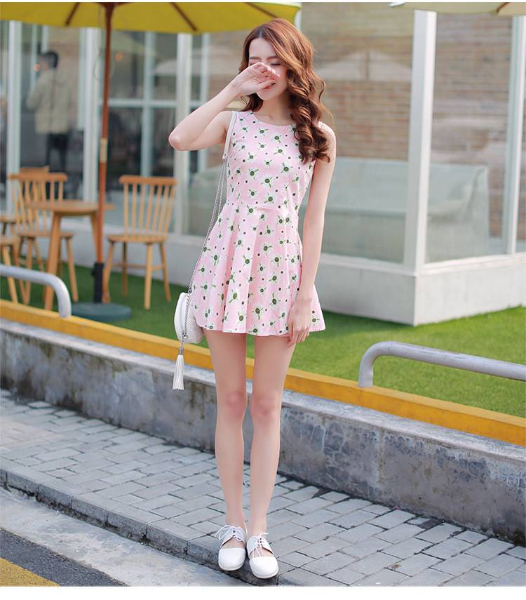 無袖連衣裙搭配圣經(jīng) 將甜美穿出來