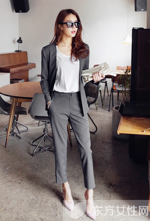 夏季時(shí)尚裝扮搭配 白色背心穿出不一樣的時(shí)尚感