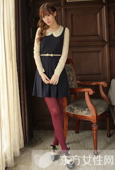 蕾絲短裙時(shí)髦搭配法 收腰款式輕松幫你塑造小蠻腰