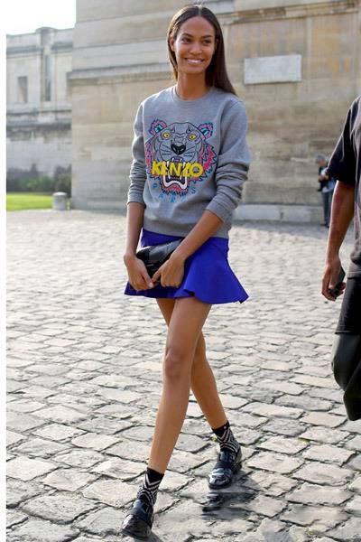 衛(wèi)衣搭配半身裙 初春這么穿你也是街拍達人