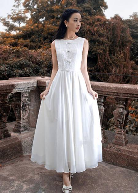 無袖連衣裙搭配圣經(jīng) 將甜美穿出來