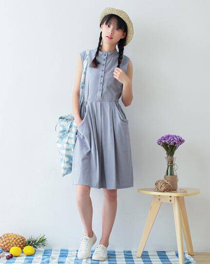 無袖連衣裙搭配圣經(jīng) 將甜美穿出來