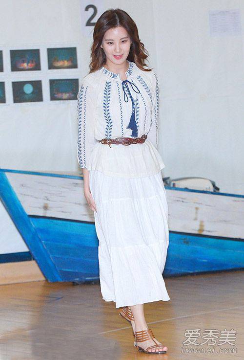 少女時代春裝街拍 林允兒早春粉嫩登場