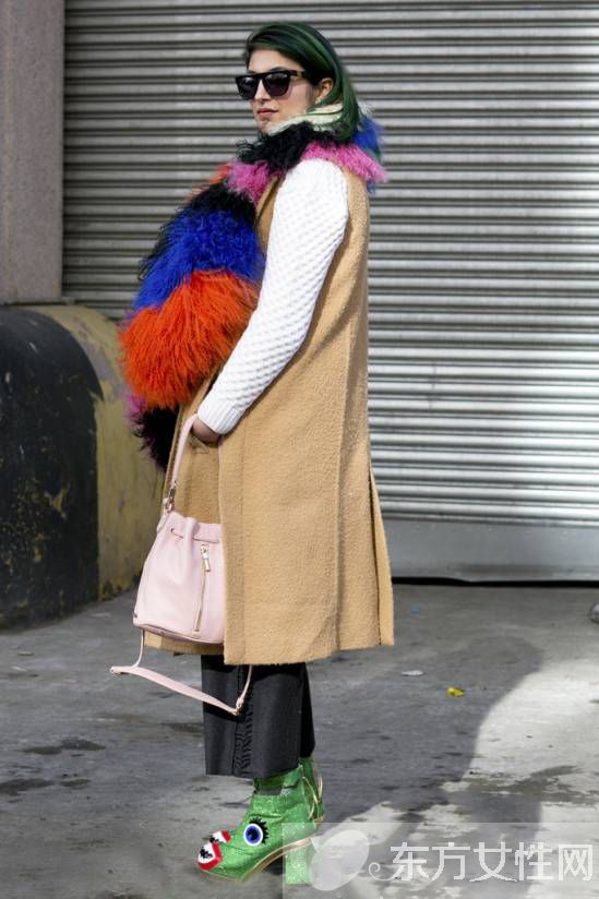 圍巾大衣的最佳搭配方法 這個(gè)冬天最潮不過如此