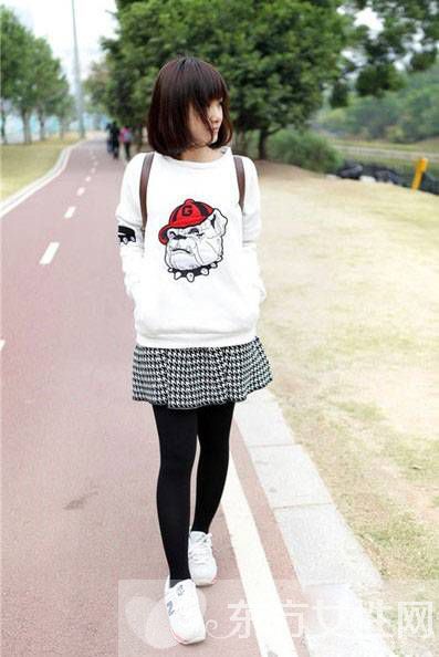 韓版衛(wèi)衣+短裙超搶眼 春季必備時(shí)尚單品