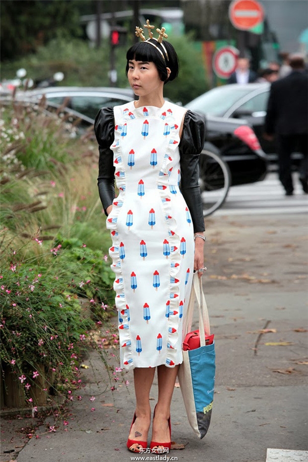 韓國(guó)諧星金娜英街拍時(shí)尚感十足