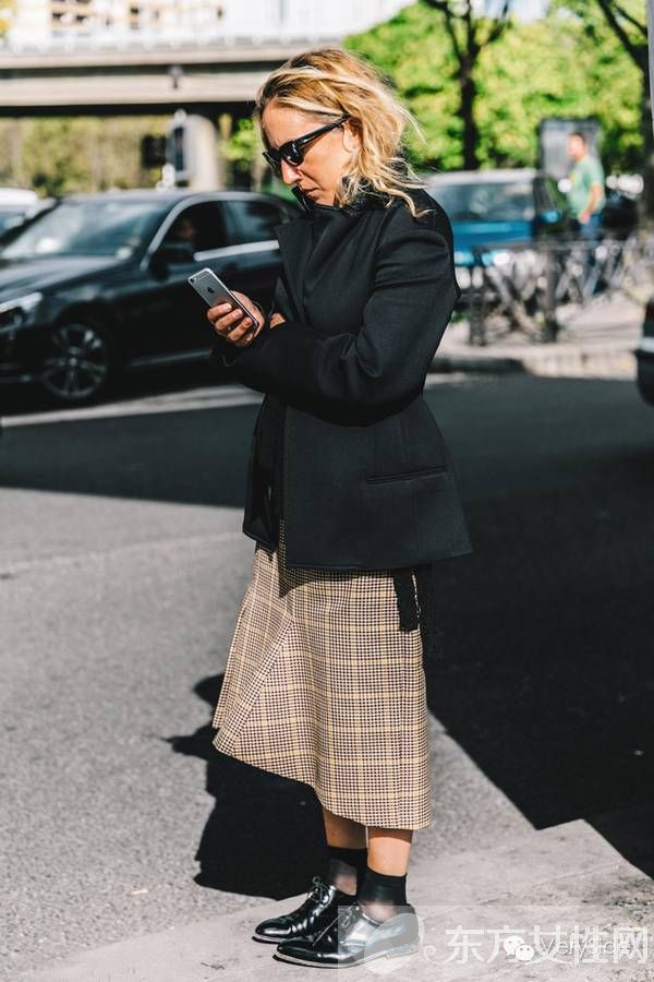 2017春夏米蘭時(shí)裝周街拍 奶奶風(fēng)格紋單品正流行