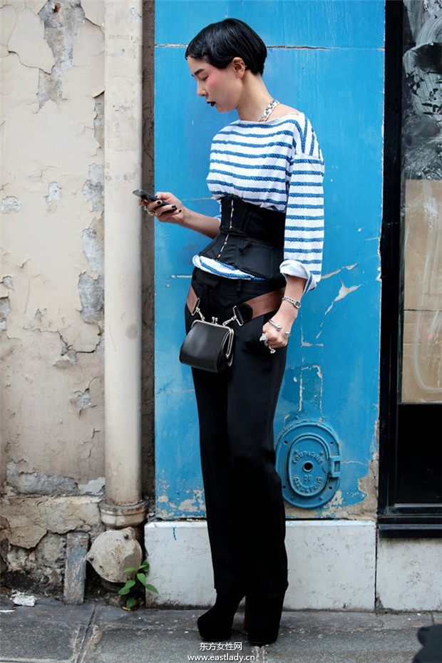 韓國(guó)諧星金娜英街拍時(shí)尚感十足