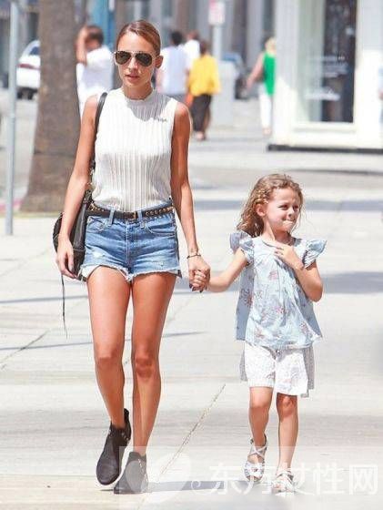 歐美明星夏季這么穿 熱褲美腿秀出好身材