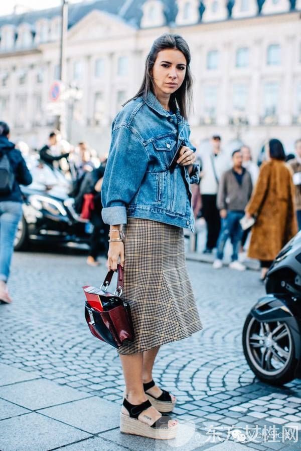 2017春夏米蘭時(shí)裝周街拍 奶奶風(fēng)格紋單品正流行