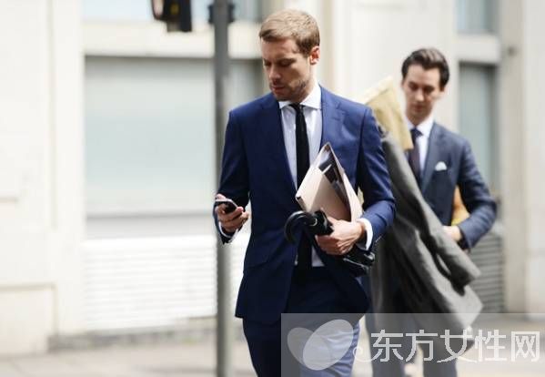 倫敦春夏時裝周場外街拍 英倫風(fēng)西裝很是吸睛帥氣